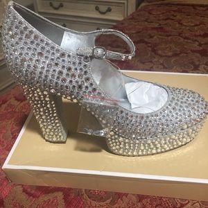 NWOT never worn, Silver Embellished Shoe💙🔥👠